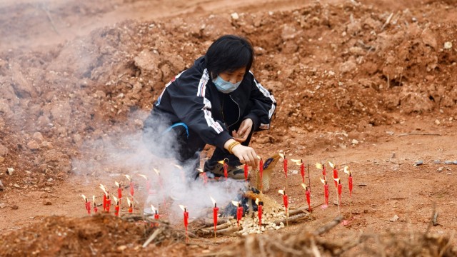 Flugzeugabsturz in China: Mit einer buddhistischen Zeremonie, bei der Kerzen angezündet werden, wird auf einem Feld nahe der Unglücksstelle der Opfer des Flugzeugabsturzes gedacht.