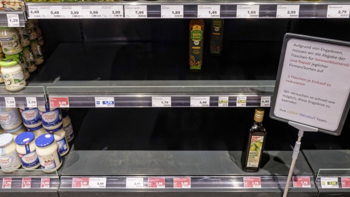 Lebensmittel: Leere Regale für Pflanzenöl in einem Berliner Supermarkt.