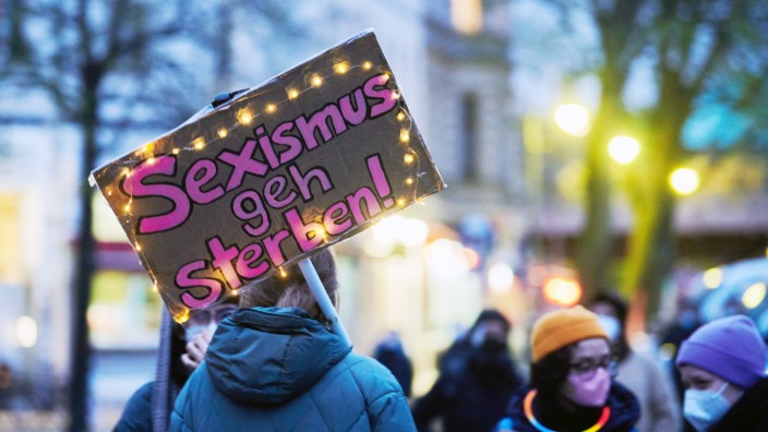Hass im Netz: Das Thema Sexismus ist in der Juristenwelt zwar angekommen, aber es passiert nicht genug. Hier: Demonstrantinnen in Berlin Kreuzberg.