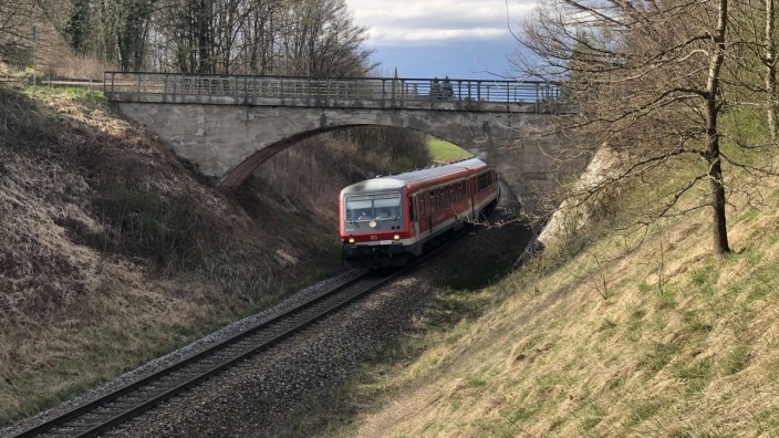 Verkehrspolitik: In Bayerns äußerstem Südosten dieseln immer noch Triebwagen über eine eingleisige Bahnstrecke.