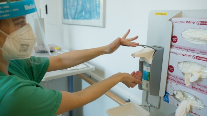 Gesundheitsversorgung in Bayern: In den bayerischen Krankenhäusern ist der Alltag des Personals noch immer sehr stark durch das Coronavirus belastet.