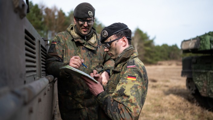 Bundeswehr: Bundeswehrsoldaten wie diese Panzerkommandanten im niedersächsischen Munster müssen besser ausgerüstet werden - darauf können sich Union und Ampel einigen.