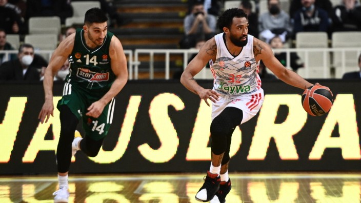Basketball-Europaleague: Wieder ein Stückchen näher an seiner Bestform: Darrun Hilliard (re.) enteilt Athens Leonidas Kaselakis.