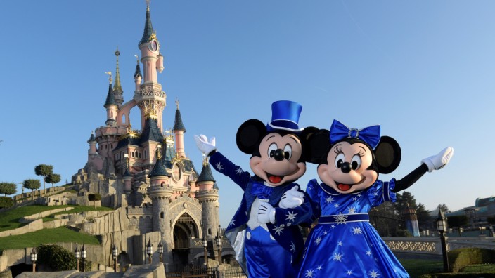 Disneyland Paris: Einmal Mickey und Minnie treffen: Die Figuren aus Entenhausen sind die Publikumslieblinge des Parks, mit denen man sich fotografieren lassen kann. Aber es gibt natürlich noch viele andere.