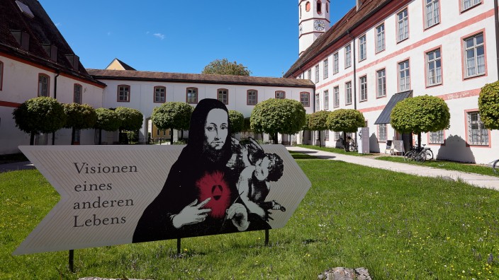 Beuerberg: Noch im Vorjahr zog die Ausstellung "Kommune 1121 - Visionen eines anderen Lebens" viele Besucher ins Kloster Beuerberg. Erst 2023 wird es wieder wie gewohnt weitergehen.