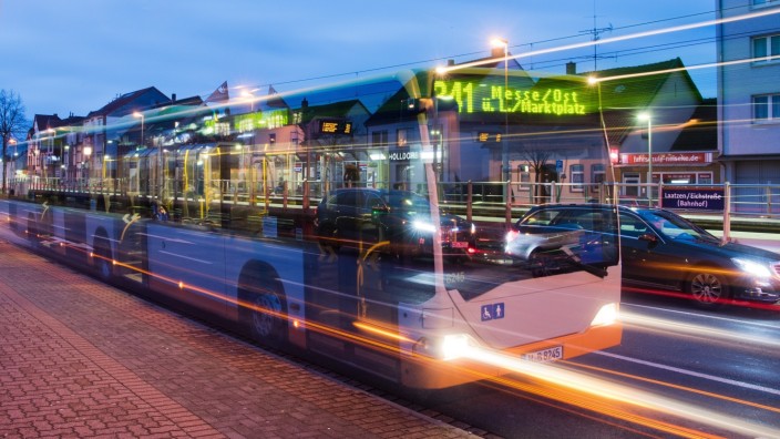 ÖPNV: Ein Bus an einer Haltestelle