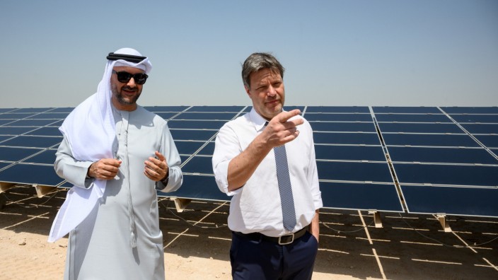 Robert Habeck: Solche Bilder erwartet seine Partei, wenn Deutschlands erster grüner Wirtschaftsminister schon in den Vereinigten Arabischen Emiraten über Energie-Importe verhandelt: Habeck lässt sich von einem Manager der Abu Dhabi Future Energy Company eine Solaranlage in der Nähe eines als nachhaltig geltenden Städtebauprojekts zeigen.