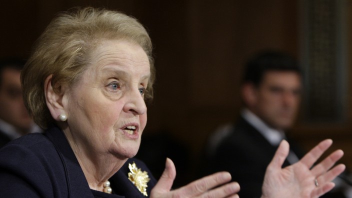 Zum Tod von Madeleine Albright: Geboren wurde sie in Prag, 1948 wanderte sie in die USA ein. 1997 wurde Madeleine Albright die erste Frau an der Spitze des State Department.