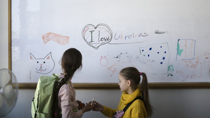 Bildung: Und jetzt Schülerinnen in Berlin: zwei geflüchtete Mädchen aus der Ukraine.