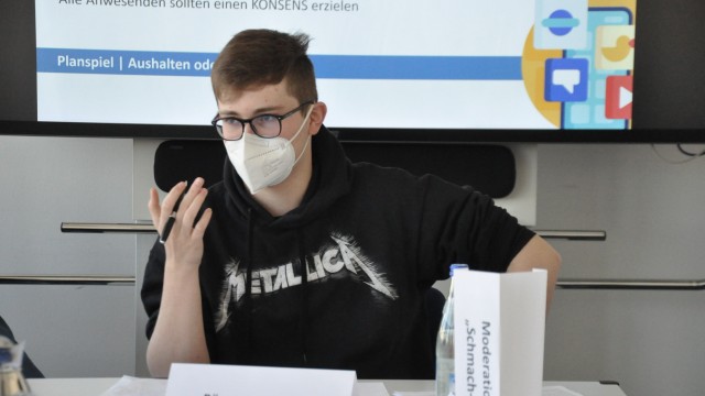 Bildung in Bayern: Hannes, 16, spielt den Bürgermeister des fiktiven Orts Schmachnow.