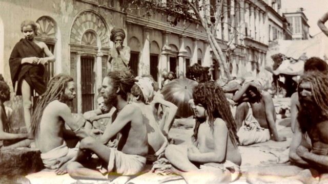 Debatte um Dreadlocks: Eine Gruppe indischer Männer und Kinder in den 1920er-Jahren trägt Dreadlocks.