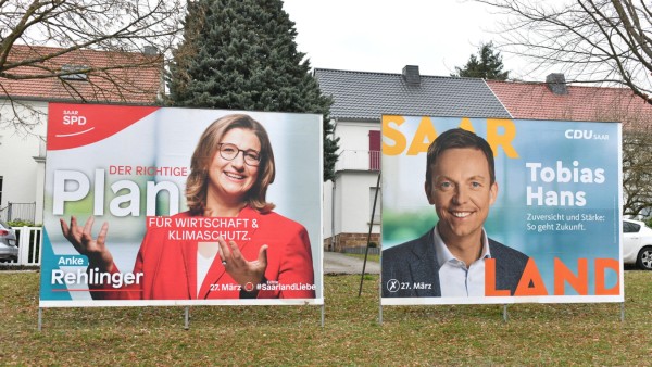 Wahlplakate für die anstehende Landtagswahl stehen am Montag (14.02.2022) in der Ensheimer Straße in St. Ingbert. Im Bil