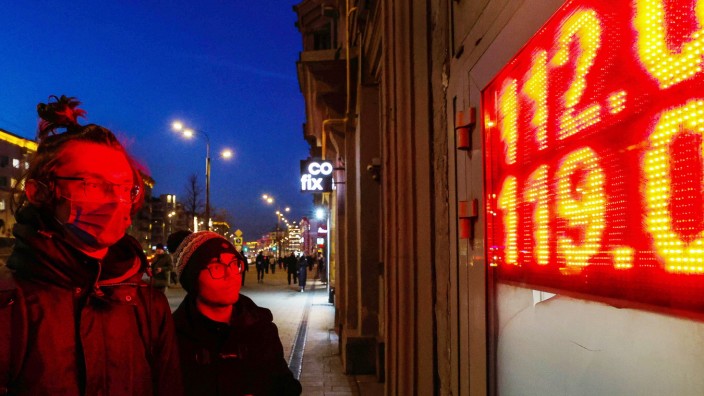 Gasgeschäfte: Eine digitale Anzeige für den Stand des Rubels in Moskau: Nach Kriegsbeginn verlor die russische Währung an die 40 Prozent ihres Wertes gegenüber dem Euro.