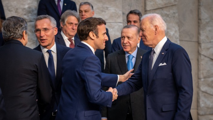 Nato-Gipfel: Dass US-Präsident Joe Biden (rechts, mit Emmanuel Macron) extra nach Brüssel flog, wollte er ausdrücklich als Botschaft verstanden wissen.