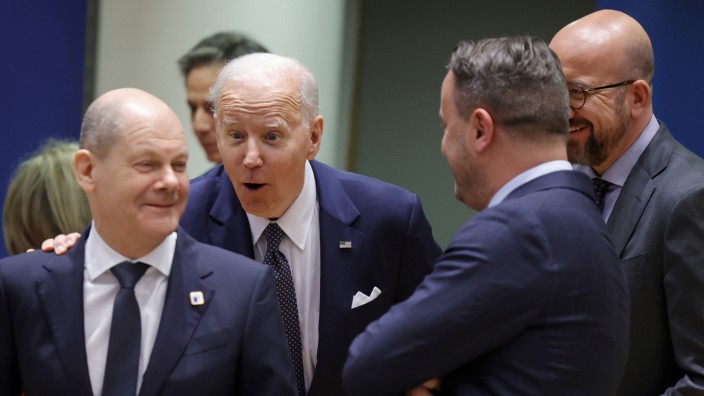EU-Gipfel: Bundeskanzler Olaf Scholz hat auf dem EU-Gipfel einen heiteren Moment mit US-Präsident Joe Biden.