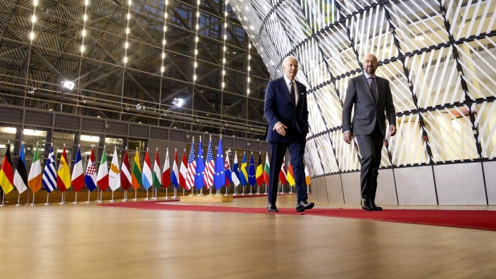 Europäische Union: Ratspräsident Charles Michel begrüßt US-Präsident Joe Biden auf dem EU-Gipfel in Brüssel.
