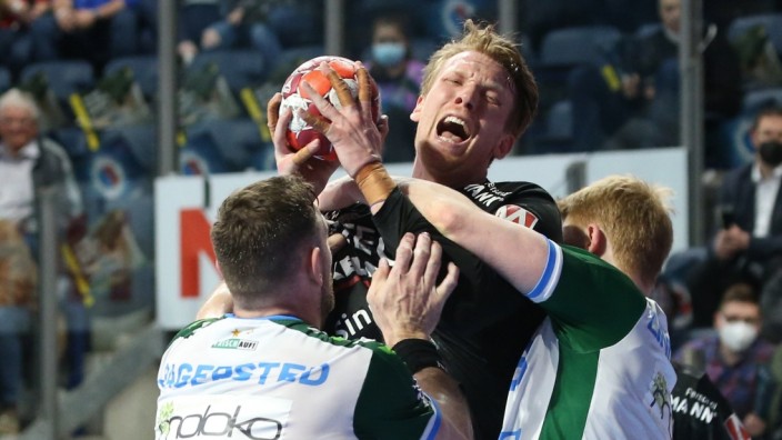 Handball: Das tut weh: Simon Jeppsson war zwar mit sechs Treffern bester Erlanger Schütze, das Spiel gegen Göppingen ging dennoch verloren.