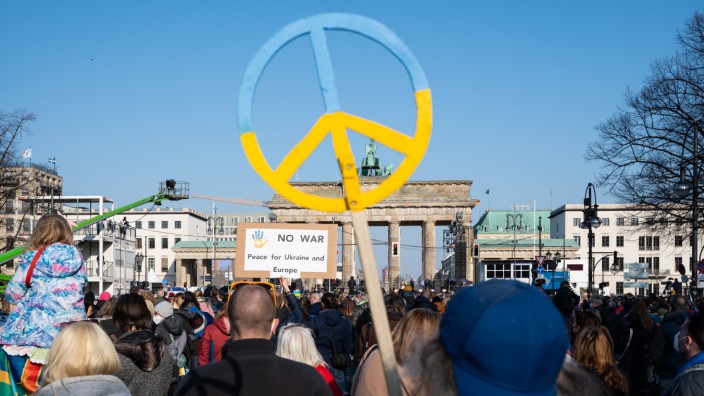 Krieg in der Ukraine: Die einen beten für den Frieden, die anderen setzen auf Waffen zur Verteidigung: Szene von der "Sound of Peace"-Kundgebung am 20. März in Berlin.