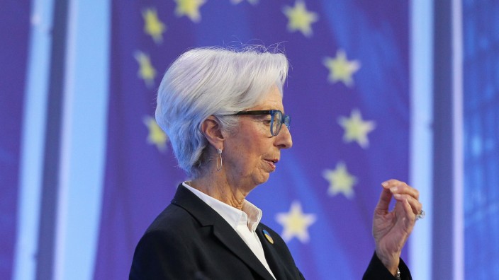 Banken: EZB-Präsidentin Christine Lagarde geht davon aus, dass die Phase der Negativzinsen spätestens im Herbst zu Ende ist.