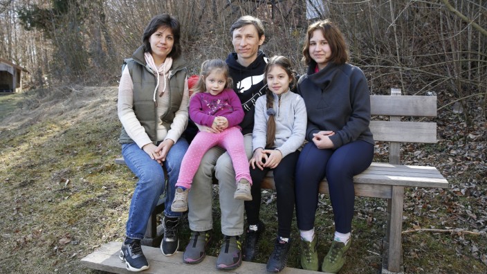 Krieg in der Ukraine: Die ukrainische Familie Klabukov ist aus Odessa nach Egling geflohen: Mutter Olga, Sofia, Vater Eugen, Polina und Svetlana (v.l.n.r).