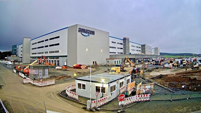 Oberfranken: Noch eine Baustelle, bald fertiges Logistikzentrum und damit das zweite in Bayern: Amazon kommt nach Augsburg auch ins oberfränkische Hof.