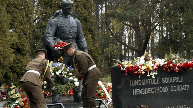 Sofi Oksanen über Putins Diktatur: Kampf um die Erinnerung: In der Auseinandersetzung um dieses sowjetische Denkmal für im Zweiten Weltkrieg gefallene Soldaten in der estnischen Hauptstadt Tallinn kam es 2007 zu Ausschreitungen.