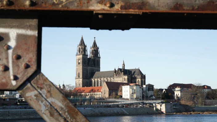 Magdeburg: Blick über die Elbe zum Magdeburger Dom.