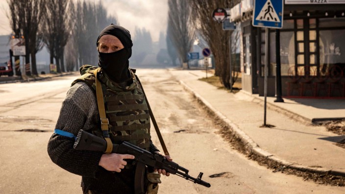 Militärhistoriker: Ein ukrainischer Soldat steht in einem Vorort von Kiew Wache.