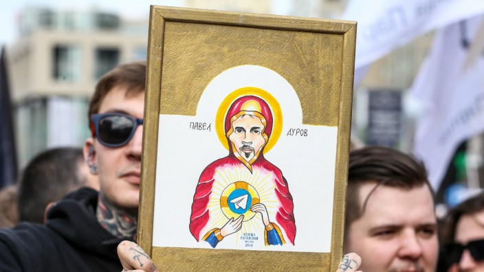 Messengerdienst: In Russland feierten sie den Telegram-Gründer Pawel Durow 2018 schon als Heiligen, hier bei einer Demonstration in Moskau. In Deutschland schwanken diejenigen, die bisher vergeblich bei dem Dienst Gesetze durchsetzen wollen, zwischen Zorn und Respekt.