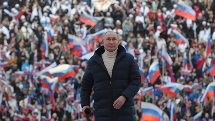 Russland: Russlands Staatspräsident Wladimir Putin bei seinem Auftritt im Moskauer Luschniki-Stadion zum achten Jahrestag der Krim-Annexion.