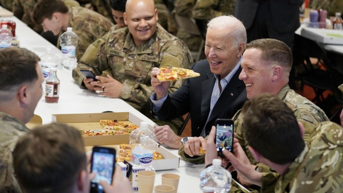US-Präsident in Polen: Lustig ist das Soldatenleben: US-Präsident Joe Biden besucht Angehörige der 82. Luftlandedivision im polnischen Rzeszów.