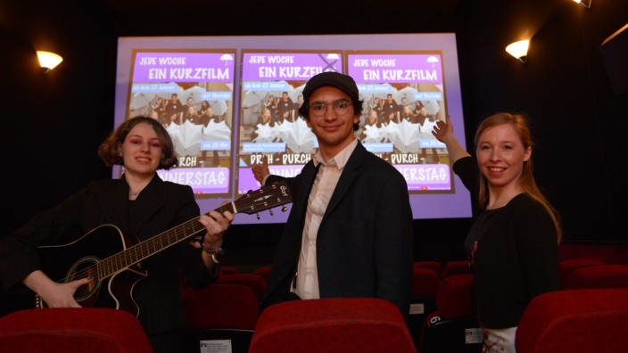 Filmgala: Kurzfilmreif: Marie Berkholz, Gabriel Richter und Sophie Kompe (von links) von den Regenschirmpoeten freuen sich auf den Kinoabend im "Capitol".