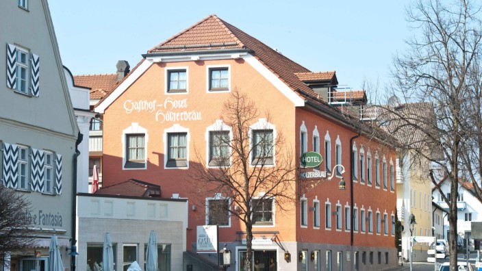 Innenstadtentwicklung in Ebersberg: Das alte Hotelgebäude des Hölzerbräu in Ebersberg. Dieses wird wohl auch weiterhin das Stadtbild prägen, wann und wie das Grundstück dahinter umgestaltet wird, scheint offen.