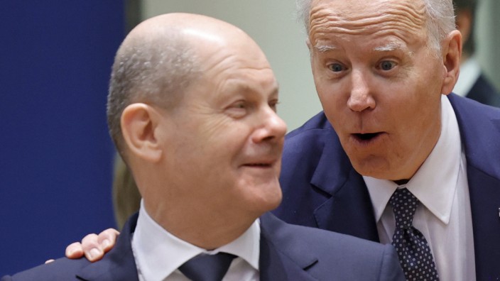 Krieg in der Ukraine: Er sei "der Anführer der freien Welt", sagt Joe Biden: In Brüssel zeigt sich der US-Präsident sehr selbstbewusst und zufrieden mit sich. Warum also nicht mit Olaf Scholz scherzen?