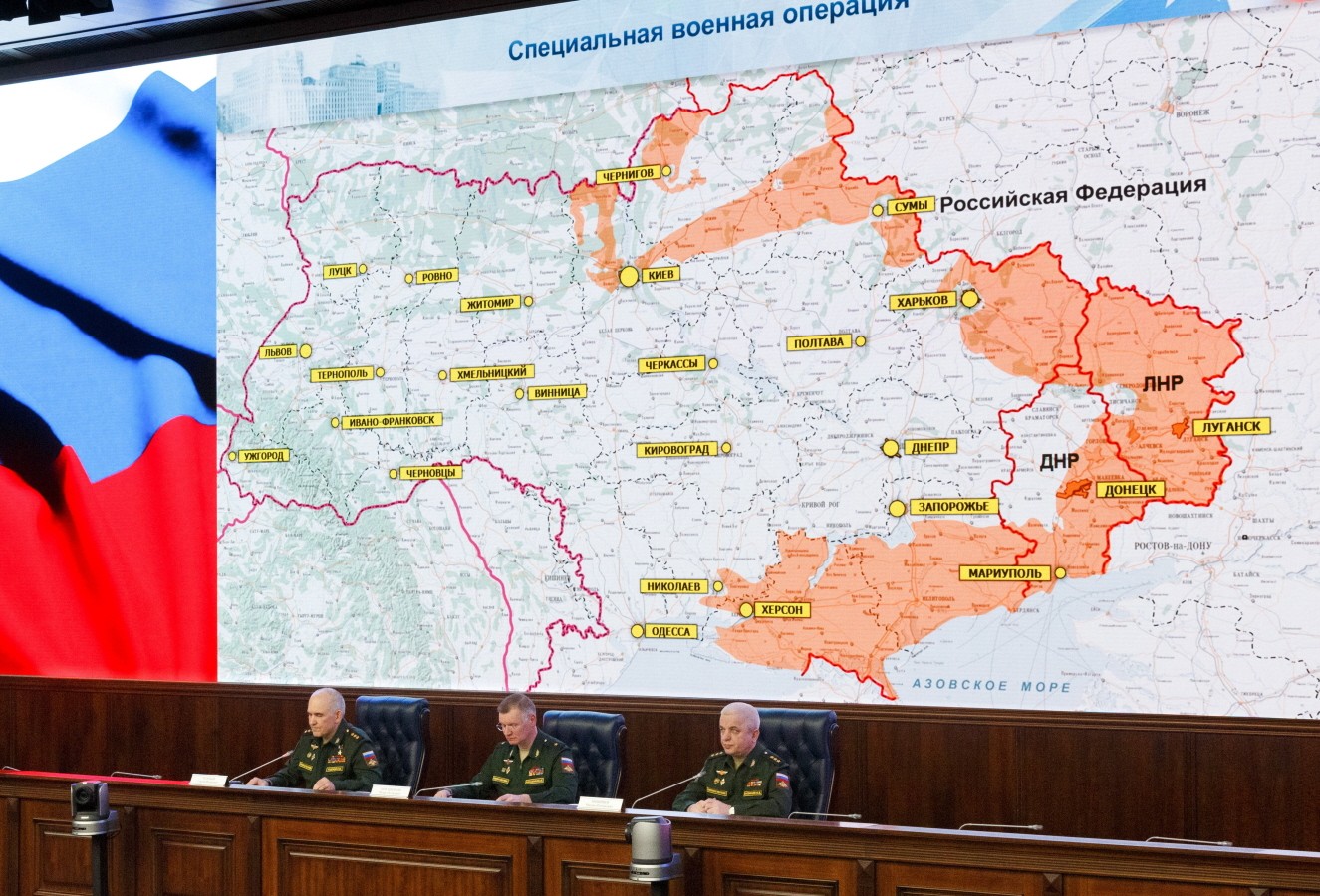 Situación militar en Ucrania: Sergei Rudskoi (centro), primer subjefe de personal, fue el primer general ruso de alto rango en comentar sobre el curso de la llamada "operación especial".