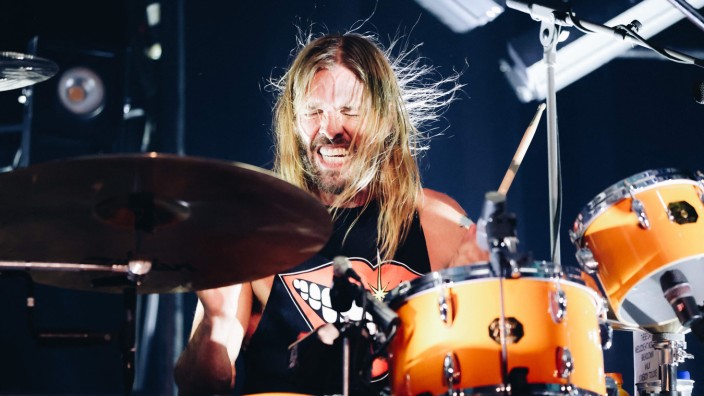 Nachruf auf Taylor Hawkins: Taylor Hawkins, Drummer der "Foo Fighters", im Februar bei einem Auftritt in Los Angeles.