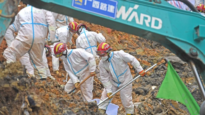 China: Rettungskräfte arbeiten am Ort des Absturzes in der südchinesischen autonomen Region Guangxi.