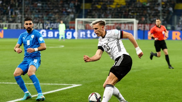 DFB-Elf against Israel: showed a good game, but also caused a penalty: Nico Schlotterbeck (right).