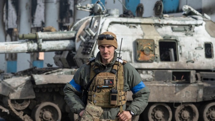 Krieg in der Ukraine: Die Macht der Bilder: Eine Charakteristik dieses Konflikts ist, dass er meist durch die ukrainische Brille betrachtet wird. Dieses Bild hat die ukrainische Armee zur Verfügung gestellt, es zeigt einen ukrainischen Soldaten, der vor russischem Militärgerät posiert.