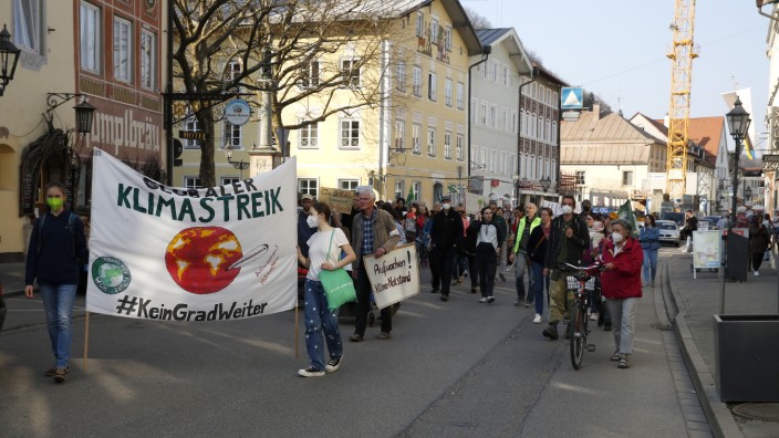 Klimademo: Der "Globale Klimastreik" in Wolfratshausen startete am Marienplatz und stand im Zeichen des Krieges in der Ukraine.