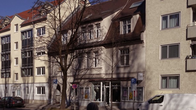 Architektur und Kunst: Das 110 Jahre alte Haus im Reformstil an der Schleißheimer Straße sollte abgerissen und neu gebaut werden - und muss nun erhalten bleiben.