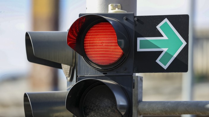 Verkehr: Abbiegen bei Rot: Das erlaubt das sogenannte Grünpfeil-Schild, im amtlichen Verkehrszeichenkatalog unter der Nummer 720 zu finden.