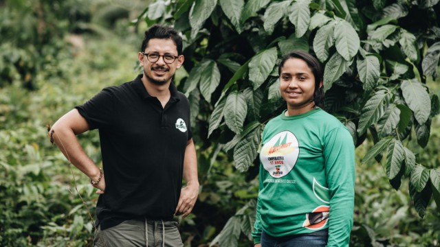 Firmenporträt: Daniel Duarte und die Guaranáproduzentin Clicia Almeda Mathias von der Kooperative Agrofrut in Urucará (Brasilien). Der Koakult-Chef reist regelmäßig zu seinen lateinamerikanischen Kooperationspartnern.