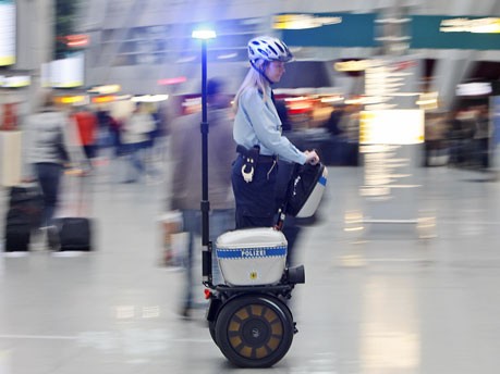 Bundespolizei testet Elektro-Roller mit Blaulicht im Flughafen;AP