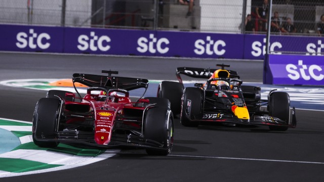 Formula 1 in Saudi Arabia: Charles Leclerc was at the helm in Jeddah in the red Ferrari for a long time, but Max Verstappen eventually overtook him.