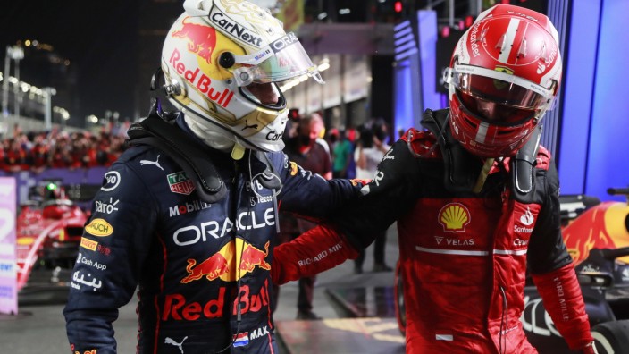 Formel 1 in Saudi-Arabien: Zwei sehr schnelle 24 Jahre alte Rennfahrer: Max Verstappen (links) und Charles Leclerc haben am Sonntag dafür gesorgt, dass das Wochenende nach zwei völlig chaotischen Tagen ein furioses Finale auf der Strecke erhalten hat.