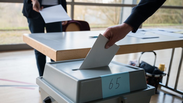 Analyse: Ein Mann gibt in einem Wahllokal seine Stimme für die Landtagswahl im Saarland ab.