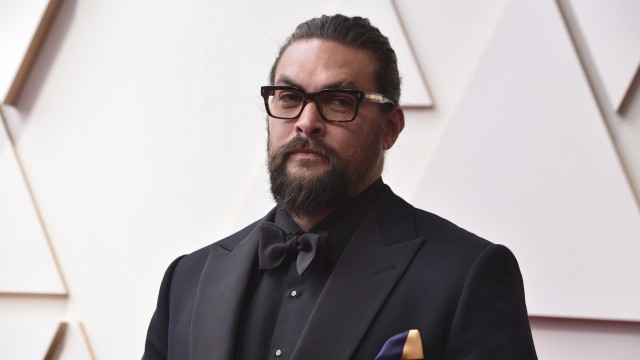 Fashion at the Oscars: He arrived as one of the few with a blue and yellow scarf: Jason Momoa.