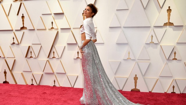 Mode bei den Oscars: Zitat auf Sharon Stone: Zendaya mit weißer Bluse und langem silbernen Rock.