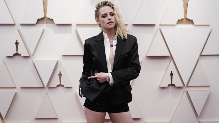 Mode bei den Oscars: Eigentlich galt es die Knie zu bedecken, Kristen Stewart hielt sich daran so gar nicht.